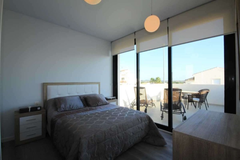 Reventa - Chalet Independiente - La Marina - Urbanización La Marina Reventa - Chalet Independiente - La Marina - Urbanización La Marina
