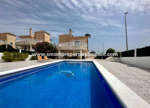 Reventa - Chalet Independiente - La Marina - Urbanización La Marina