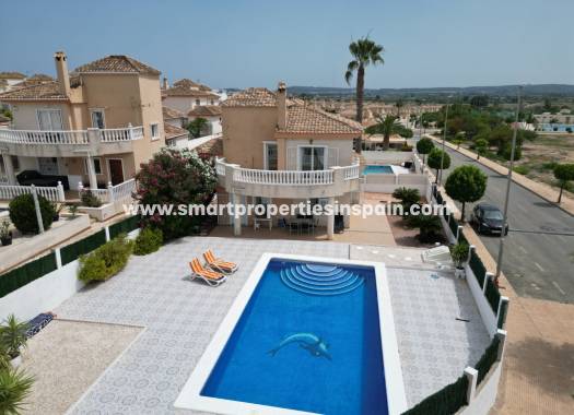 Reventa - Chalet Independiente - La Marina - Urbanización La Marina