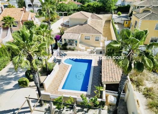 Reventa - Chalet Independiente - La Marina - Urbanización La Marina