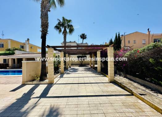 Reventa - Chalet Independiente - La Marina - Urbanización La Marina