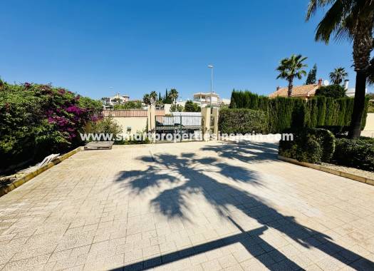 Reventa - Chalet Independiente - La Marina - Urbanización La Marina