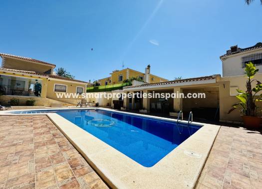 Reventa - Chalet Independiente - La Marina - Urbanización La Marina