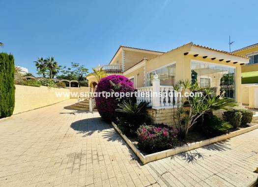 Reventa - Chalet Independiente - La Marina - Urbanización La Marina