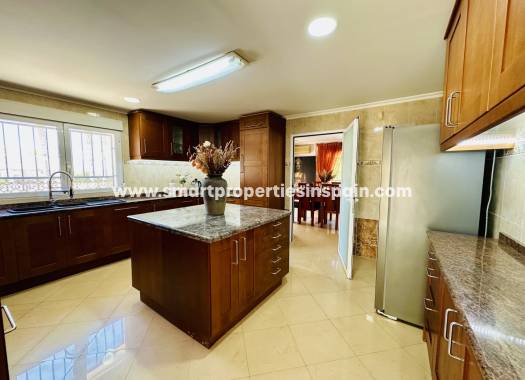Reventa - Chalet Independiente - La Marina - Urbanización La Marina