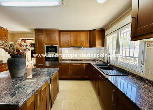 Reventa - Chalet Independiente - La Marina - Urbanización La Marina