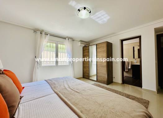 Reventa - Chalet Independiente - La Marina - Urbanización La Marina
