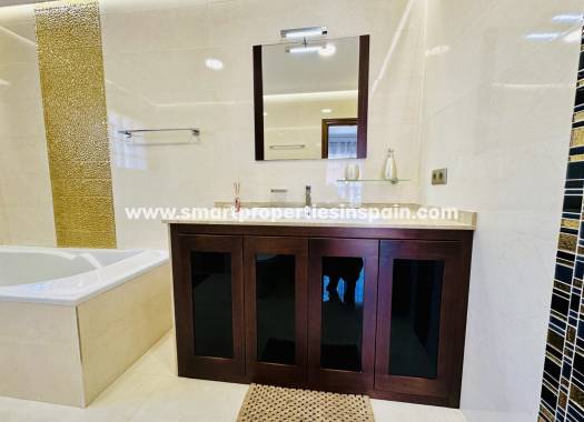 Reventa - Chalet Independiente - La Marina - Urbanización La Marina