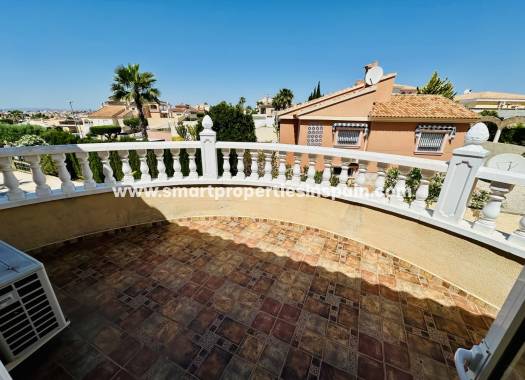 Reventa - Chalet Independiente - La Marina - Urbanización La Marina