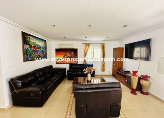 Reventa - Chalet Independiente - La Marina - Urbanización La Marina