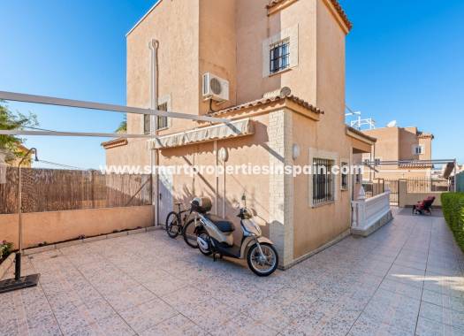 Wiederverkauf - Semi Detached Villa - La Marina - Urbanización La Marina