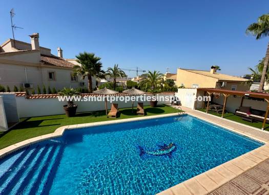 Reventa - Chalet Independiente - La Marina - Urbanización La Marina