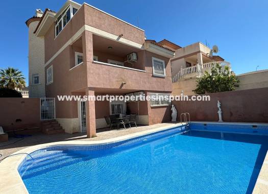 Wederverkoop - Detached Villa - La Marina - Urbanización La Marina