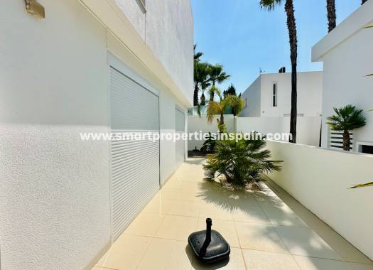 Reventa - Chalet Independiente - La Marina - Urbanización La Marina