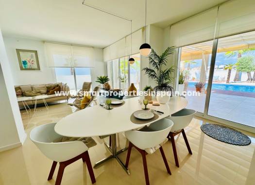 Reventa - Chalet Independiente - La Marina - Urbanización La Marina