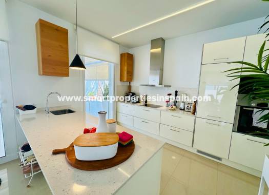 Reventa - Chalet Independiente - La Marina - Urbanización La Marina
