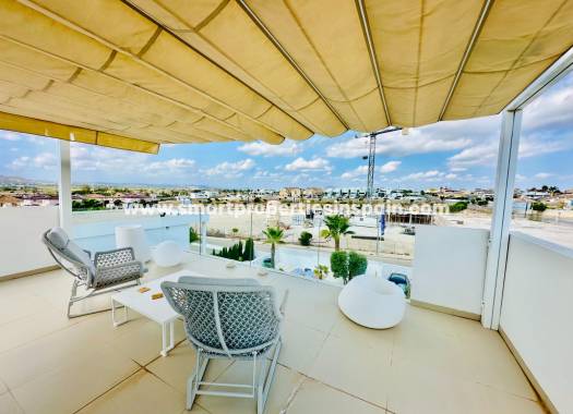 Reventa - Chalet Independiente - La Marina - Urbanización La Marina