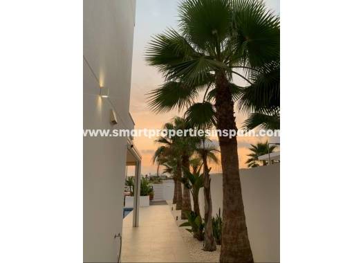 Reventa - Chalet Independiente - La Marina - Urbanización La Marina