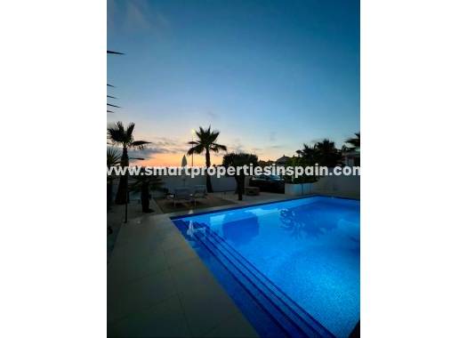Reventa - Chalet Independiente - La Marina - Urbanización La Marina