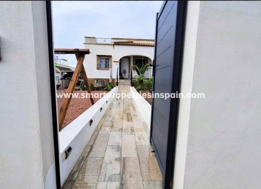 Wederverkoop - Semi Detached Villa - La Marina - Urbanización La Marina