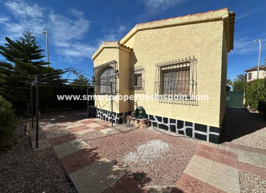 Reventa - Chalet Independiente - La Marina - Urbanización La Marina