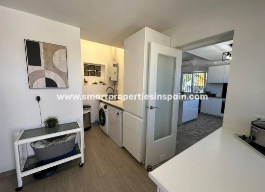 Reventa - Chalet Independiente - La Marina - Urbanización La Marina