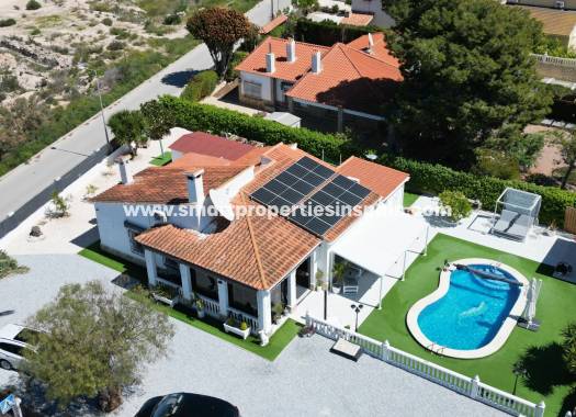 Reventa - Chalet Independiente - La Marina - Urbanización La Marina