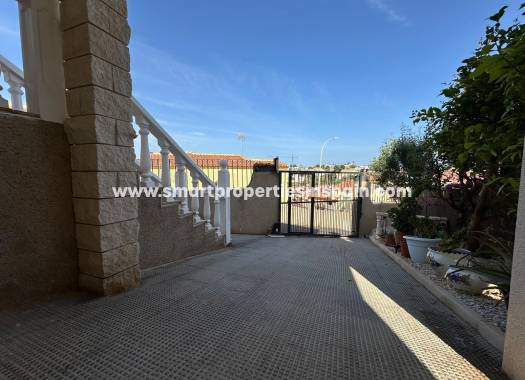 Reventa - Chalet Independiente - La Marina - Urbanización La Marina