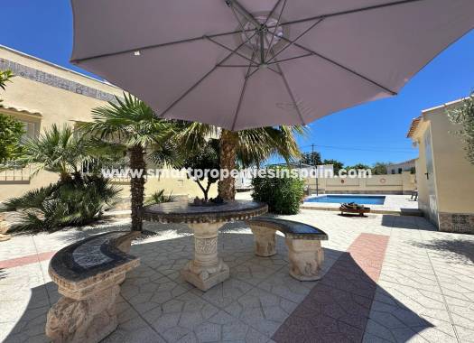 Reventa - Chalet Independiente - La Marina - Urbanización La Marina