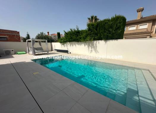 Reventa - Chalet Independiente - La Marina - Urbanización La Marina