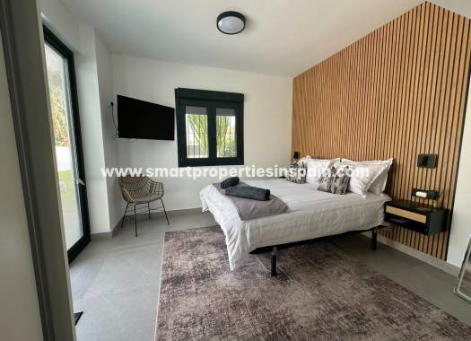 Reventa - Chalet Independiente - La Marina - Urbanización La Marina