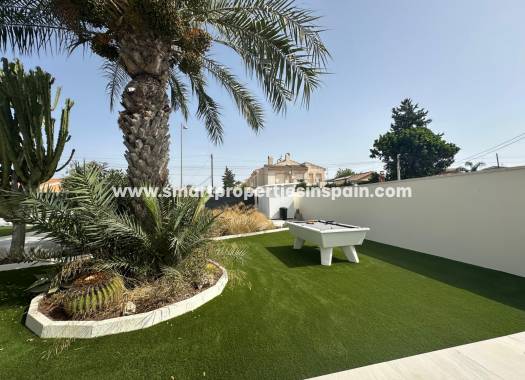 Reventa - Chalet Independiente - La Marina - Urbanización La Marina