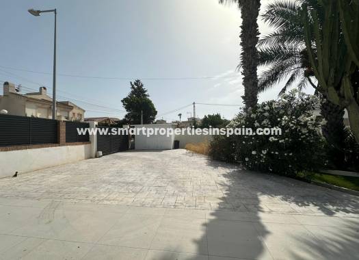Reventa - Chalet Independiente - La Marina - Urbanización La Marina