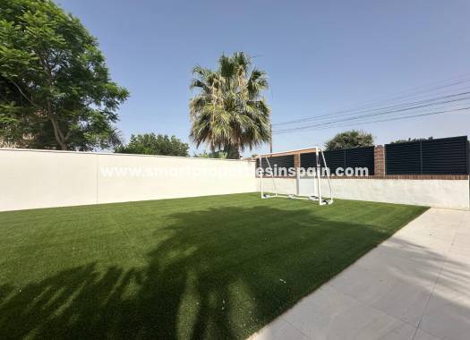 Reventa - Chalet Independiente - La Marina - Urbanización La Marina