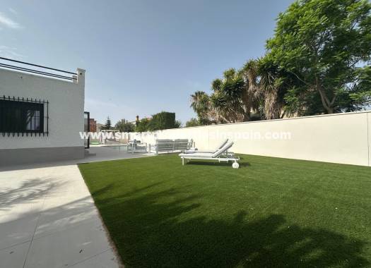 Reventa - Chalet Independiente - La Marina - Urbanización La Marina