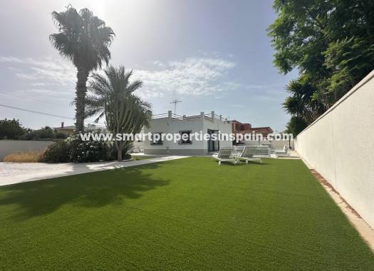 Reventa - Chalet Independiente - La Marina - Urbanización La Marina