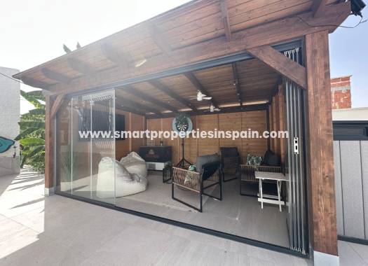 Reventa - Chalet Independiente - La Marina - Urbanización La Marina