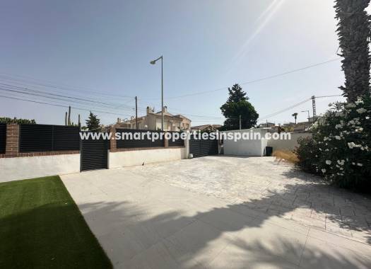 Reventa - Chalet Independiente - La Marina - Urbanización La Marina