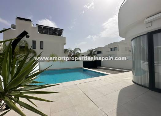 Reventa - Semi Detached Villa - La Marina - Urbanización La Marina